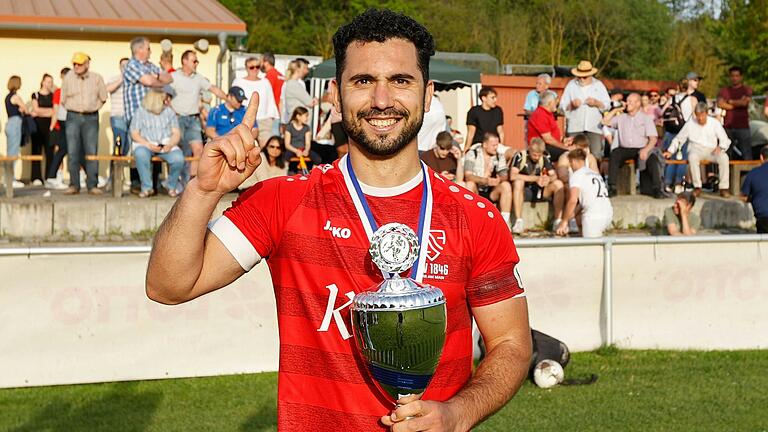 Johan Brahimi, Kapitän des TSV Lohr, jubelt mit der Toto-Pokal-Trophäe in der Hand über den Sieg seiner Mannschaft im Endspiel. Die Lohrer Fußballer besiegten den TSV Rottendorf mit 3:0. Brahimi erzielte das erste Tor für seine Mannschaft.