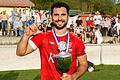 Johan Brahimi, Kapitän des TSV Lohr, jubelt mit der Toto-Pokal-Trophäe in der Hand über den Sieg seiner Mannschaft im Endspiel. Die Lohrer Fußballer besiegten den TSV Rottendorf mit 3:0. Brahimi erzielte das erste Tor für seine Mannschaft.