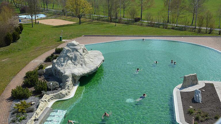 Öffnungsperspektive: Der Heilwassersee in Bad Königshofen könnte am 21. Mai öffnen, falls bis dahin die Sieben-Tage-Inzidenz deutlich und dauerhaft unter 100 Neuinfektionen pro 100 000 Einwohner liegen sollte. Am Freitag, 14. Mai, lag die sieben-Tage-Inzidenz im Landkreis Rhön-Grabfeld mit 138,1  allerdings immer noch deutlich über dem Grenzwert.