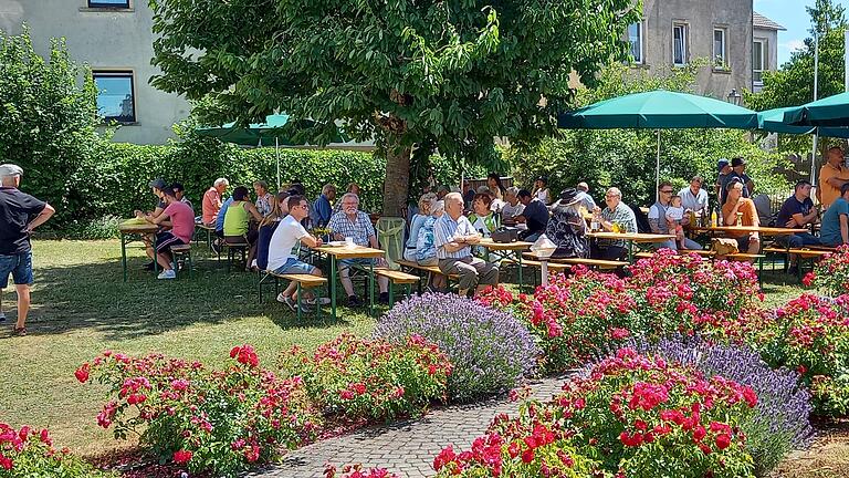 Schatten bot beim Pfarrgartenfest auch der alte Baumbestand.