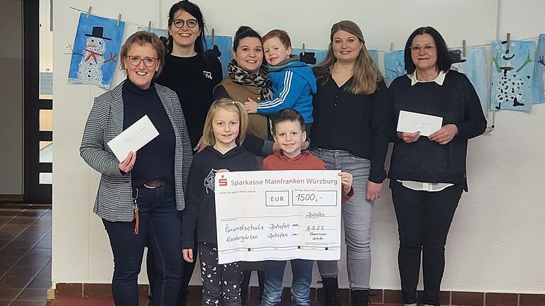 Peggy Knauer (links) von der Grundschule Iphofen freute sich über die Spende von 1000 Euro vom Basar-Team Iphofen um Corinna Petzold-Mühl (Zweite von links), Isabell Valentin und Carolin Mend. Marion Beringer (rechts) konnte für die Kindergärten Iphofen 500 Euro entgegen nehmen. Peggy Knauer (links) von der Grundschule Iphofen freute sich über die Spende von 1000 Euro vom Basar-Team Iphofen um Corinna Petzold-Mühl (Zweite von links), Isabell Valentin und Carolin Mend. Marion Beringer (rechts) konnte für die Kindergärten Iphofen 500 Euro entgegen nehmen.