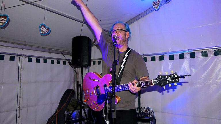 'Alle Hände hoch', hieß es im Biergarten vom 'Herzog' als das Duo 'Audi 80' mit Dominik Schauer an Gitarre sowie Max Ludwig am Schlagzeug (nicht im Bild) das feierlustige Publikum  einiges auf die Ohren gab.