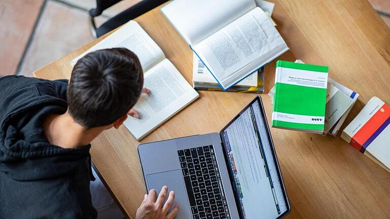 So sieht Studieren während der Corona-Pandemie aus: Die Technologie bleibt immer zwischengeschaltet. Foto: Guido Kirchner/dpa/dpa-tmn       -  Auch ohne den höchsten deutschen Schulabschluss ist es möglich, seinen Traum eines Psychologie-Studiums zu verwirklichen.