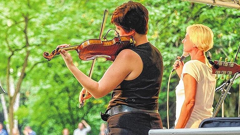 Premiere: Mit der Folk-Pop-Band Solid Ground geht es beim ersten Schlosshof Open Air am Samstag, 6. Juni, im Hof des Huttenschlosses auf eine musikalische Reise durch Irland.