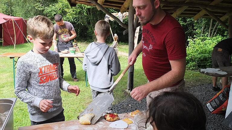 Unter Anleitung von Umweltbilder Alexander Fromm durften die Kinder im Lehmofen ihre eigene Pizza backen.