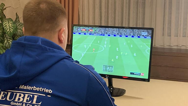 Daniel Jermaschew aus dem eFootball-Team des TSV Arnshausen beim FIFA20-Match. Foto: Jakob Fischer       -  Daniel Jermaschew aus dem eFootball-Team des TSV Arnshausen beim FIFA20-Match. Foto: Jakob Fischer