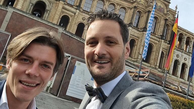 Schnell haben Felix von Zobel (links) und Björn Jungbauer vor der konstituierenden Sitzung des Landtags noch ein Selfie vor dem Maximilianeum in München gemacht. Schnell haben Felix von Zobel (links) und Björn Jungbauer vor der konstituierenden Sitzung des Landtags noch ein Selfie vor dem Maximilianeum in München gemacht. 