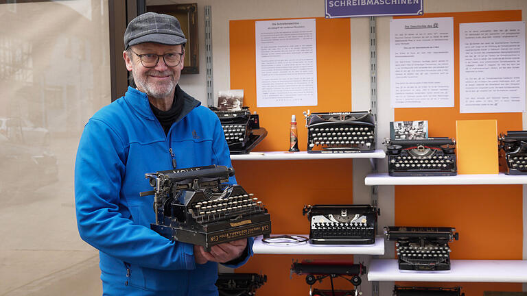 Ralph Köberlein ist begeisterter Schreibmaschinen-Sammler und präsentiert nun in einer Schaufenster-Ausstellung in Hofheim unter dem Motto 'Historische Bürotechnik' Teile seiner Sammlung.