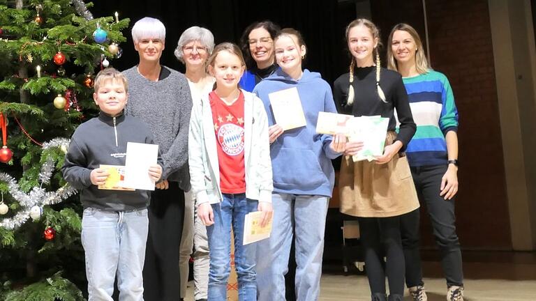 Auf dem Bild zu sehen (von links): Jonas Schwab, Kathrin Schwind, Birgit Albert, Luisa Naun, Susanne Wunderlich, Ella Scheiner, Schulsiegerin Jetta Brönner und Laura Dürr.