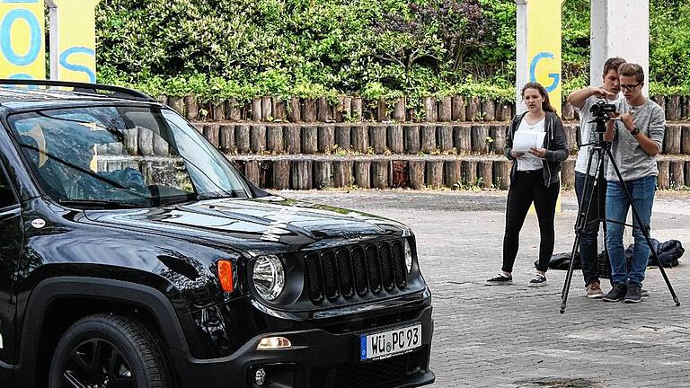 Das Filmteam des Martin-Schleyer-Gymnasiums lauda bei den Dreharbeiten zum Film über den Weg einer Schraube: Lehrer Stefan Nagelstutz (im Jeep), Kristina Güßgen, Lukas Hellmuth und Yannik Konrad hinter der Kamera.