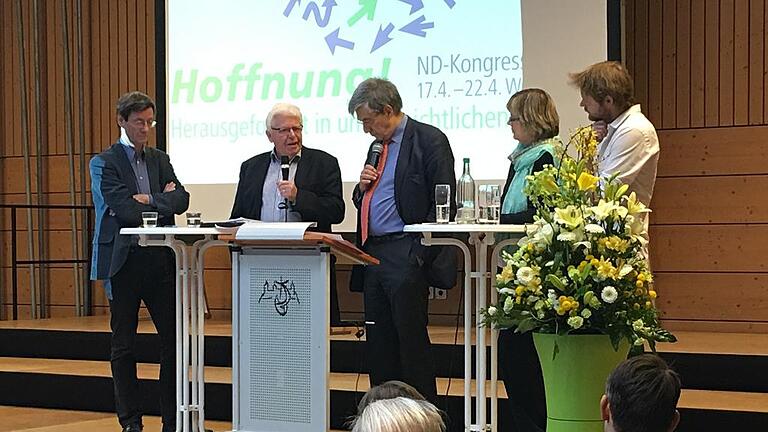 Demokratie in der Krise? Das Thema diskutierten auf einer Tagung des christlichen &bdquo;Bund Neudeutschland&ldquo;  (von links): Ludwig Hecke (Staatssekretär im Ministerium für Schule und Weiterbildung NRW), Heinrich Oberreuter (Direktor am Institut für Journalistenausbildung Passau), Moderator Klaus Prömpers (Journalist und früherer Leiter der ZDF-Studios in Wien und New York), Eva Welskopp-Deffaa (Ministerialdirektorin i.R.) und Simon Strohmenger (Mehr Demokratie e.V.)