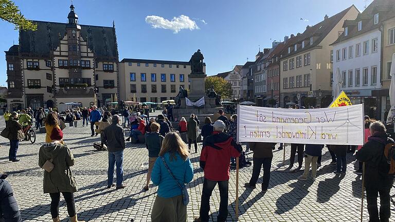 Auf dem Schweinfurter Marktplatz endete die Klimademonstration mit einigen Redebeiträgen.