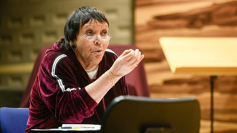 Was für eine Lehrerin! Brigitte Fassbaender beim Unterricht. Mit Armen und Händen modelliert die 82-Jährige mit, was sie mit der Stimme andeutet. Was für eine Lehrerin! Brigitte Fassbaender beim Unterricht. Mit Armen und Händen modelliert die 82-Jährige mit, was sie mit der Stimme andeutet.