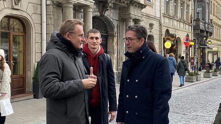 Treffen in Lwiw: Bürgermeister Andrij Sadowyi (links) begrüßt Würzburgs OB Christian Schuchardt in der Altstadt von Lwiw.