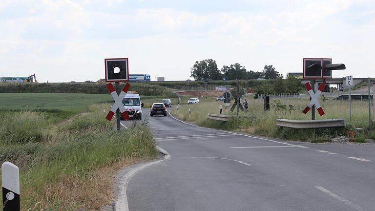 Zwischen Kleinlangheim und Feuerbach führt die Staatsstraße unter der Autobahn hindurch, wie im Hintergrund zu sehen ist. Diese Unterführung ließe sich Timo Meißner zufolge auch für autonome Busse oder einen Radweg auf der Trasse der Steigerwaldbahn nutzen.