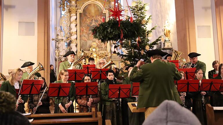 Die Musikkapelle Baldersheim beim Adventskonzert in der Auber Stadtpfarrkirche.