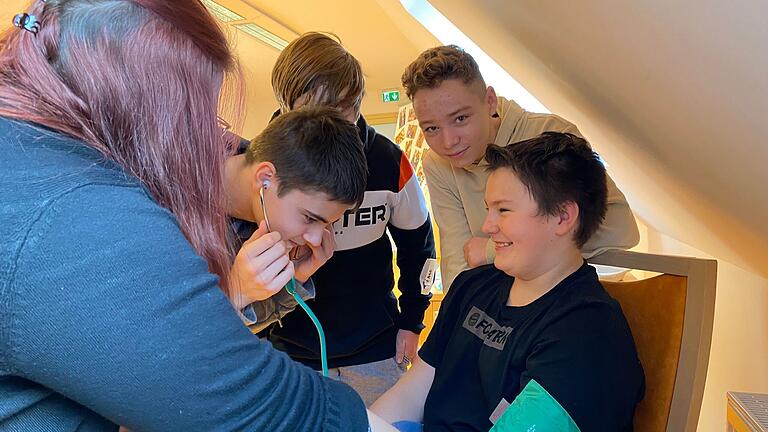 Unter anderem am Messen des Blutdrucks probierten sich die Bad Neustädter Mittelschüler bei ihrem Projekttag im Stiftungs-Alten- und Pflegeheim Bad Neustadt. Unter anderem am Messen des Blutdrucks probierten sich die Bad Neustädter Mittelschüler bei ihrem Projekttag im Stiftungs-Alten- und Pflegeheim Bad Neustadt.