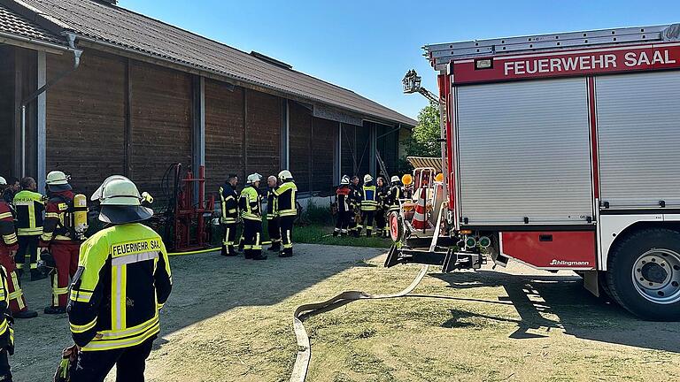 Zahlreiche Wehrleute rückten zu einem Schwelbrand in einer Scheune in Wülfershausen aus.