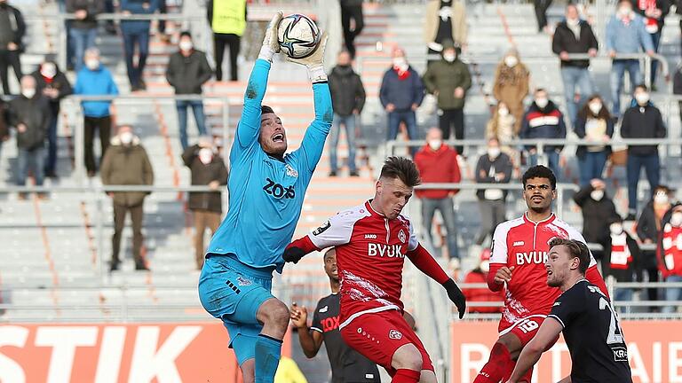 Torhüter Leo Weinkauf, der hier im Frühjahr 2022 im Dress des MSV Duisburg den Ball vor Ex-Kickers-Angreifer Marvin Pourie abfängt, wird in den Aufstiegsspielen zur 3. Liga das Tor von Hannover 96 II hüten.