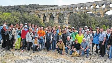Bleibende Erinnerung: Am Pont du Gard stellte sich die Rhöner Reisegruppe zum gemeinsamen Bild.