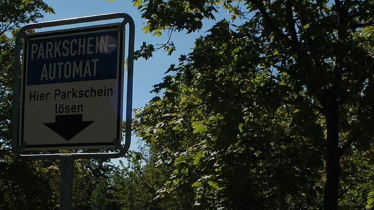 Am Parkplatz Schillerhain in Bad Neustadt spuckte der Automat zur Verwunderung des Autofahrers 26,50 Euro in verschiedenen Münzen aus. Am Parkplatz Schillerhain in Bad Neustadt spuckte der Automat zur Verwunderung des Autofahrers 26,50 Euro in verschiedenen Münzen aus.