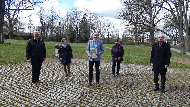 Die Neugestaltung der Anlagen rund um das Schloss Oberschwappach wird mit&nbsp; 1,173 Millionen Euro Leaderförderung bezuschusst. Bei der Übergabe des Förderbescheids (von links): Leader-Koordinator Wolfgang Fuchs, LAG-Leiterin Karin Gadamer, Knetzgaus Bürgermeister Stefan Paulus, LAG-Mitarbeiterin Susanne Wolfrum-Horn und Landrat Wilhelm Schneider.