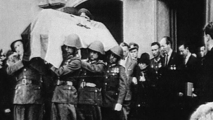 Bei einer pompösen Gedenkveranstaltung im August 1962 wird der Sarg von Rudi Arnstadt aus dem Kulturhaus Geisa zur Beerdigung getragen.