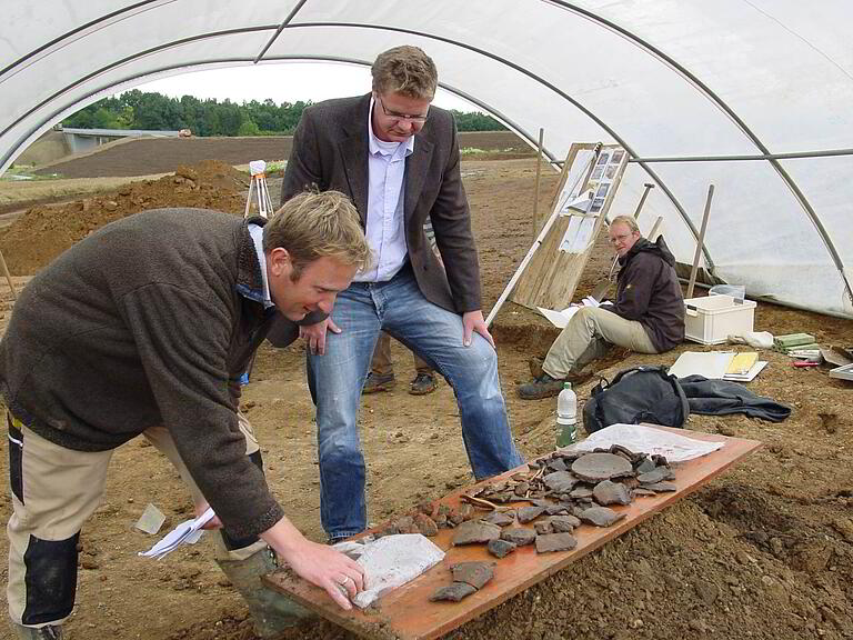 Archäologische Untersuchungen, hier bei Ausgrabungen am Spitzäcker 2007 mit Grabungsleiter Oliver Specht (links) und Dr. Andreas Büttner vom Landesamt für Denkmalpflege, datieren die Besiedlung Wernecks bis ins 5. Jahrtausend vor Christus.