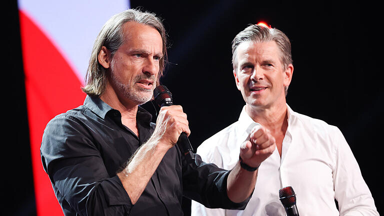 Richard David Precht und Markus Lanz.jpeg       -  Richard David Precht (links) legt seine Honorarprofessur nieder. Auslöser war ein Eklat im Podcast mit Markus Lanz (rechts).