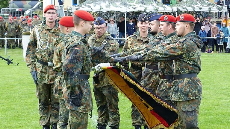 Ein großer Moment: Eine Abordnung der Soldaten legt die Hand zum Eid auf die Bataillonsfahne Ein großer Moment: Eine Abordnung der Soldaten legt die Hand zum Eid auf die Bataillonsfahne