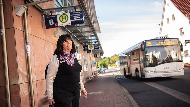 Busseelsorgerin - Die katholische Busseelsorgerin Christa Klebba wartet am Bahnhof auf den Bus. Busseelsorgerin - Die katholische Busseelsorgerin Christa Klebba wartet am Bahnhof auf den Bus.