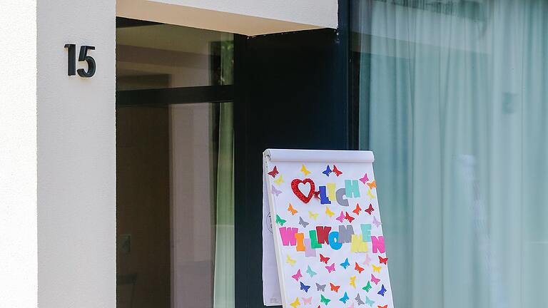 Am Eingang des Seniorenheims werden Besucher von einem Schild begrüßt. Am Eingang des Seniorenheims werden Besucher von einem Schild begrüßt.