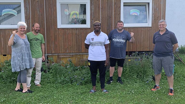 Glücklich und dankbar: Prince Otsibu (Mitte) im Kreis seiner Helfer (von links) Angelika und Rudi Reinhart sowie (von rechts) Vorsitzender Gerd Wolf und Trainer Mario Hess vom TV Haßfurt. Glücklich und dankbar: Prince Otsibu (Mitte) im Kreis seiner Helfer (von links) Angelika und Rudi Reinhart sowie (von rechts) Vorsitzender Gerd Wolf und Trainer Mario Hess vom TV Haßfurt.