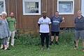 Glücklich und dankbar: Prince Otsibu (Mitte) im Kreis seiner Helfer (von links) Angelika und Rudi Reinhart sowie (von rechts) Vorsitzender Gerd Wolf und Trainer Mario Hess vom TV Haßfurt.