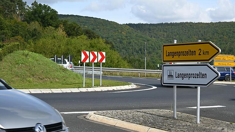 Der Kreisverkehr am Einrichtungshaus Möbel Berta in Gemünden: Im Stadtrat wurde über den Aufwand für dessen Pflege diskutiert. Der Kreisverkehr am Einrichtungshaus Möbel Berta in Gemünden: Im Stadtrat wurde über den Aufwand für dessen Pflege diskutiert.