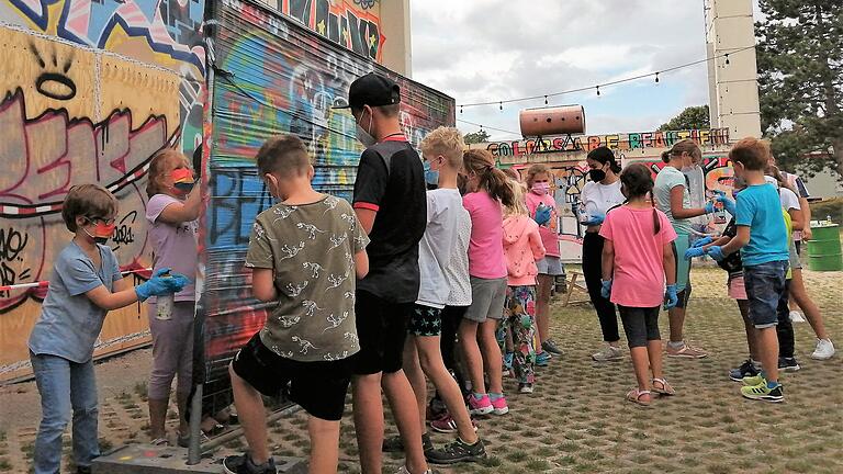 Farbenfroher Workshop mit Spraydose: Bei einem der letzten Sulzheimer Ferienspäße konnten sich die Kinder und Jugendlichen als kreative Künstler ausprobieren. Farbenfroher Workshop mit Spraydose: Bei einem der letzten Sulzheimer Ferienspäße konnten sich die Kinder und Jugendlichen als kreative Künstler ausprobieren.