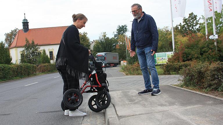 Anja Burzynski und Herbert Kimmel von der Arbeitsgruppe 'Barrierefreiheit' zeigen, wie der eingebaute hohe Bordstein auf Höhe des Rossmann-Marktes Menschen mit eingeschränkter Mobilität vor Hürden stellt. Anja Burzynski und Herbert Kimmel von der Arbeitsgruppe 'Barrierefreiheit' zeigen, wie der eingebaute hohe Bordstein auf Höhe des Rossmann-Marktes Menschen mit eingeschränkter Mobilität vor Hürden stellt.
