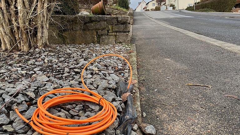 Kabelbündel deuten auf den bevorstehenden Breitbandausbau in der Gemeinde Heustreu hin. Kabelbündel deuten auf den bevorstehenden Breitbandausbau in der Gemeinde Heustreu hin.