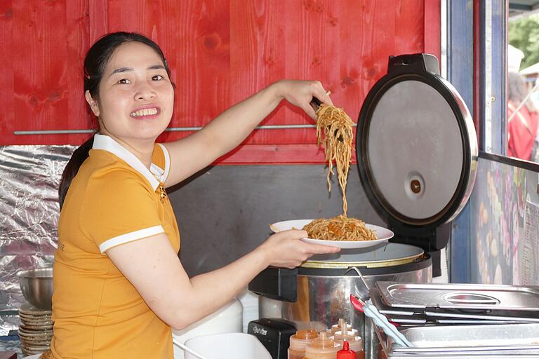 Gebackene Nudeln mit Beilagen waren der Renner am stand der Main-Sushi-Bar. Yen Vu aus Vietnam war mit dem Umsatz sehr zufrieden. Gebackene Nudeln mit Beilagen waren der Renner am stand der Main-Sushi-Bar. Yen Vu aus Vietnam war mit dem Umsatz sehr zufrieden.