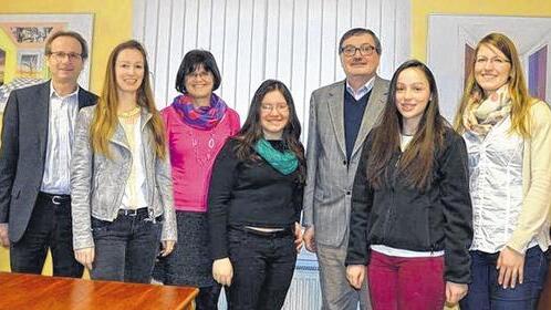 Besuch vom anderen Ende der Erde: Die Chileninnen Catalina (4. von links) und Vanessa (2. von rechts), eingerahmt von ihren Spanischlehrern im Franken-Landschulheim Schloss Gaibach (von links): Michael Hessenauer, Melani Machon, Sigrid Schilling, Catalina, Schulleiter Wolfgang Kremer, Vanessa und Verena Philipp.