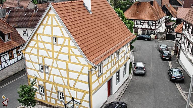 Ein Schmuckstück im Ortskern: Das Alte Rathaus in Oberlauringen wurde saniert und beherbergt nun das Rückert-Poetikum. Ein Schmuckstück im Ortskern: Das Alte Rathaus in Oberlauringen wurde saniert und beherbergt nun das Rückert-Poetikum.
