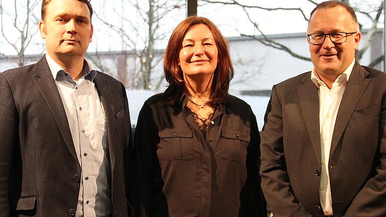 Luftaufnahme des Erweiterungsbaus im Gewerbegebiet Schweinfurt Hafen (links). Architekt Sven Frank, Aufsichtsratvorsitzende Stefanie Riedel und Vorstandsmitglied Heinz Rüth beim Richtfest der Firma Riedel Bau AG.Fotos: