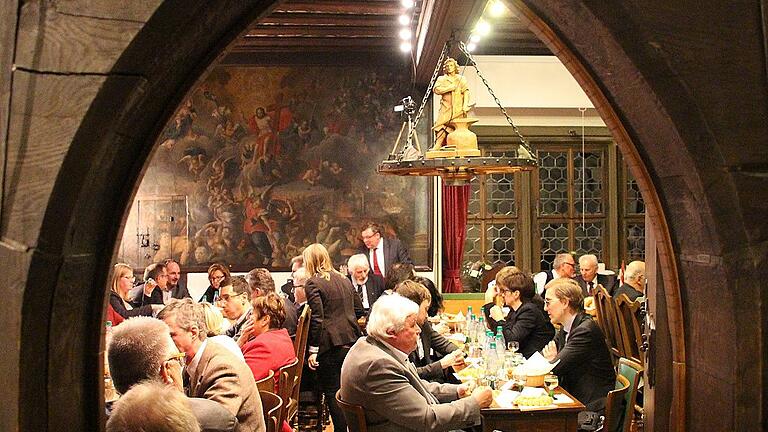 Volles Haus gab es auch in diesem Jahr bei der Kauzensitzung im Rathaus zu Ochsenfurt. Volles Haus gab es auch in diesem Jahr bei der Kauzensitzung im Rathaus zu Ochsenfurt.
