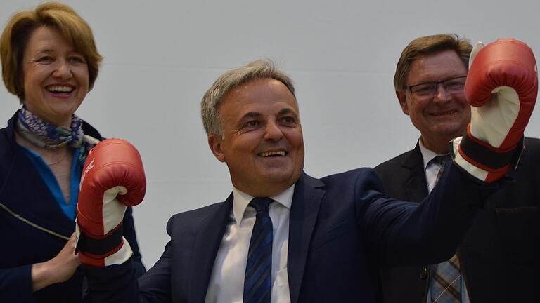 Er soll sich bei der Landratswahl durchboxen: Lothar Zachmann (Mitte) ist als CSU-Kandidat offiziell nominiert worden. Links CSU-Kreisvorsitzende Anja Weisgerber zusammen mit Staatssekretär Gerhard Eck. Er soll sich bei der Landratswahl durchboxen: Lothar Zachmann (Mitte) ist als CSU-Kandidat offiziell nominiert worden. Links CSU-Kreisvorsitzende Anja Weisgerber zusammen mit Staatssekretär Gerhard Eck.