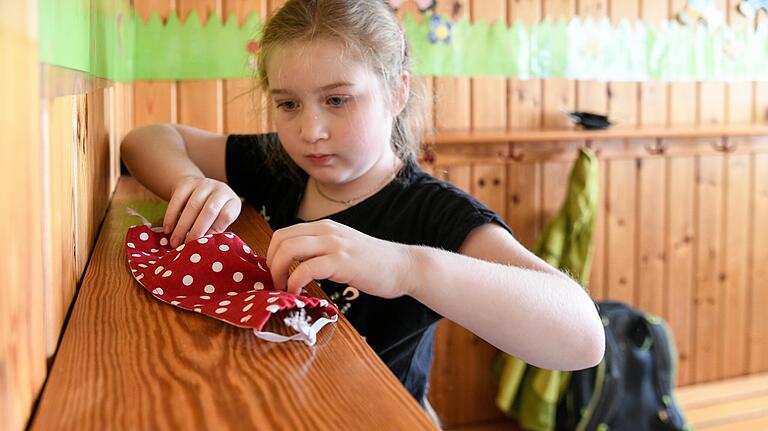 Gehört nun zur Grundausstattung eines jeden Schulkinds in der Notbetreuung: die Gesichtsmaske. Gehört nun zur Grundausstattung eines jeden Schulkinds in der Notbetreuung: die Gesichtsmaske.