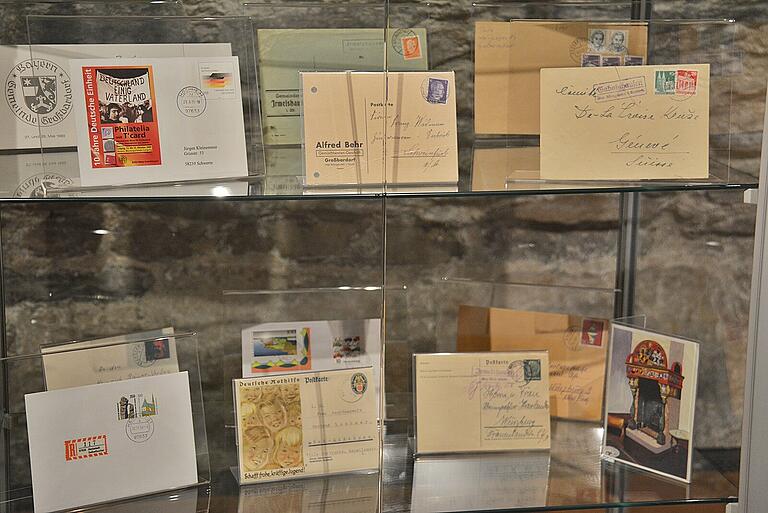 Man sollte sich Zeit nehmen, um die vielen Postkarten, Briefe und Ansichtskarten aus den vergangenen Jahrzehnten zu betrachten. Kreisheimatpfleger Reinhold Albert hat dazu Informationen zur Ausstellung zusammengestellt, die ebenfalls im Gewölbekeller nachzulesen sind. Man sollte sich Zeit nehmen, um die vielen Postkarten, Briefe und Ansichtskarten aus den vergangenen Jahrzehnten zu betrachten. Kreisheimatpfleger Reinhold Albert hat dazu Informationen zur Ausstellung zusammengestellt, die ebenfalls im Gewölbekeller nachzulesen sind.