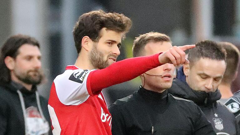 Kurz vor seiner Einwechslung: Daniel Hägele gab beim 2:2 gegen den FSV Zwickau sein Saisondebüt für die Würzburger Kickers. Fast sieben Monate lang plagte ihn eine Verletzung am Schambein. Kurz vor seiner Einwechslung: Daniel Hägele gab beim 2:2 gegen den FSV Zwickau sein Saisondebüt für die Würzburger Kickers. Fast sieben Monate lang plagte ihn eine Verletzung am Schambein.