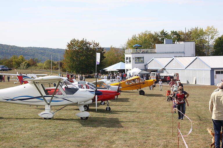 Auch 2019 schon konnten beim Fly-In des Luftsport-Clubs Flugzeuge verschiedensten Typs und Alters bestaunt werden. Auch 2019 schon konnten beim Fly-In des Luftsport-Clubs Flugzeuge verschiedensten Typs und Alters bestaunt werden.