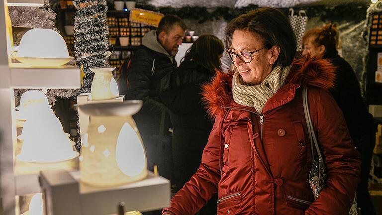 Im Würzburger Kerzenhaus steht Ulla Vollrath und ist auf der Suche nach einer Duftkerze. Im Würzburger Kerzenhaus steht Ulla Vollrath und ist auf der Suche nach einer Duftkerze.
