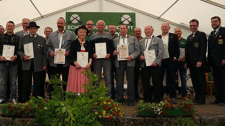 Verdiente Mitglieder wurden beim Schützenfest der Schützengesellschaft Helmstadt geehrt (hintere Reihe von links): Gottfried Hörning (2. Gauschützenmeister), Stefan Baunach, Vinzenz Baunach, Jochen Weisbach, Dirk Martin, Thomas Dannler, Volker Fiederling, Mathias Dörrie (Bezirksschützenmeister) und Andreas Kleineberg (1. Gauschützenmeister), (vordere Reihe von links): Michael Weickert, Ludwig Sauer, Otto Schlagmüller, Marianne Mennig, Fred Böhnke, Fritz Fersch, Gerhard Fiederling, Erwin Mähling.